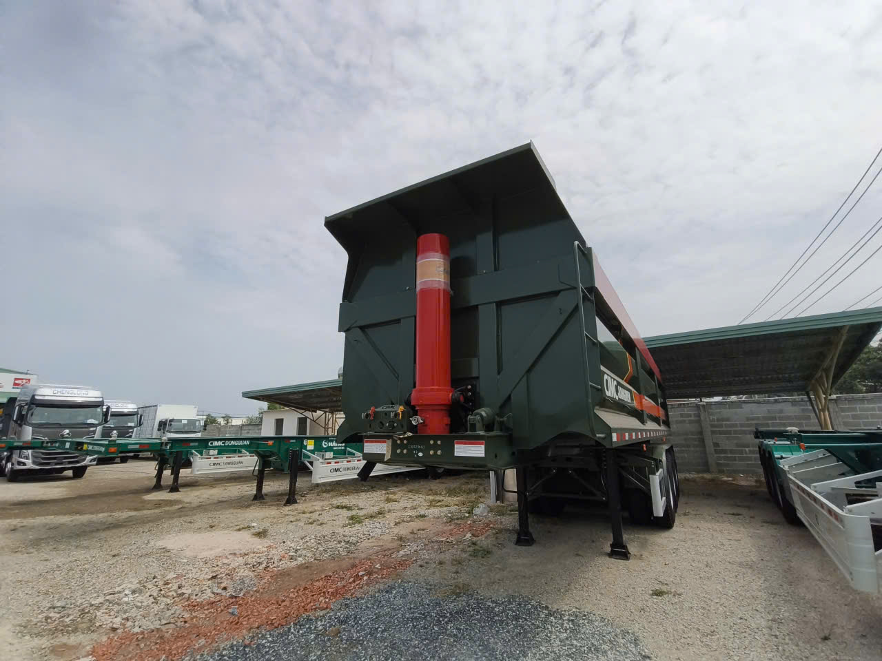 th&ugrave;ng gầm m&oacute;c